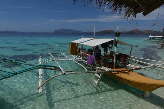 Navigation avec une pirogue de transport de passagers dans l'archipel des Visayas