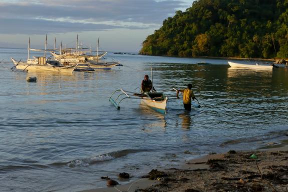 Trek vers des pirogues à balancier dans l'archipel des Visayas