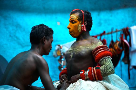 Découverte du maquillage d'un danseur de Kathakali dans le sud du Kerala