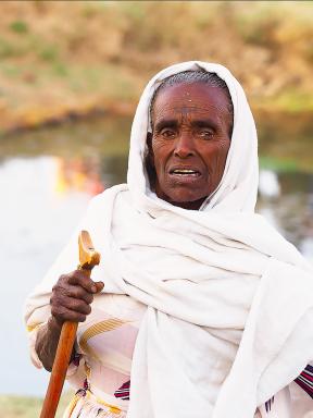 Marche avec une pèlerine des hauts plateaux d'Abyssinie