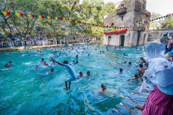 Découverte de la baignade rituelle de Timkat dans la piscine de l'empereur Fasiladès dans le nord ouest éthiopien