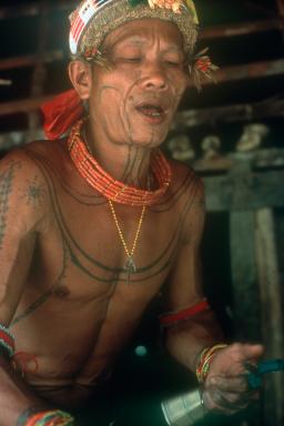 Rencontre avec un Sikkerei mentawaï officiant une cérémonie sur l'île de Siberut