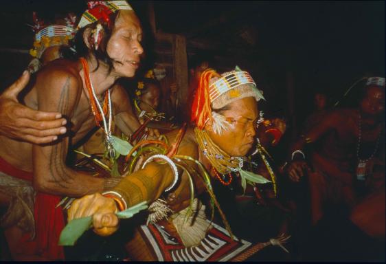 Voyage vers un chaman mentawaï en transe au coeur de l'île de Siberut