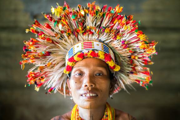 Voyage vers une femme mentawaï parée de fleurs sur l'île de Siberut