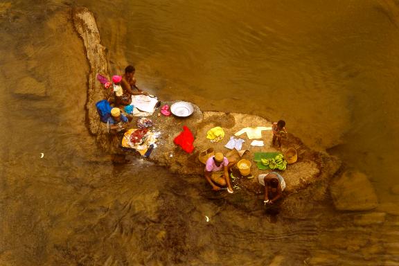 Découverte du travail des femmes sur le fleuve Fanaory de la côte est