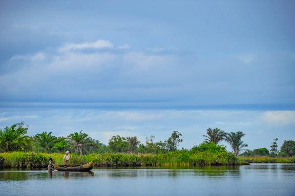 Navigation avec une barque dans les Pangalanes de  Madagascar