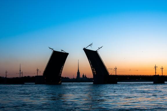 Voyage aventure et pont sur la Neva à Saint-Petersbourg