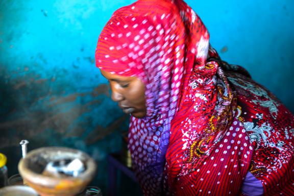 Rencontre d'une vendeuse de café au marché de Dongola