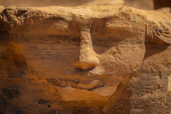 Découverte du visage de pierre au temple de la reine Tiyi près du Gebel Dosha