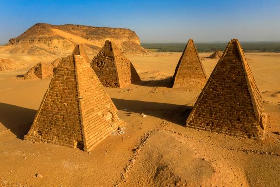 Randonnée vers les pyramides du Gebel Barkal près de Napata