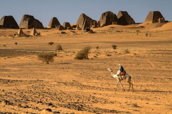 Randonnée vers les pyramides de  Méroé dans les sables de Nubie