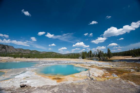 Trekking à la découverte des sources d'eaux chaudes à Yellowstone aux États-Unis