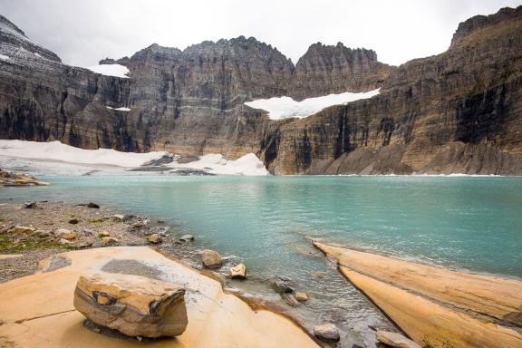 Trekkking jusqu'aux sommets enneigées dans le Glacier National Park aux États-Unis