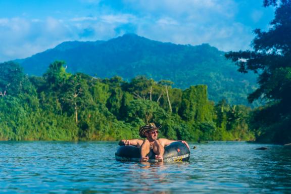 Rio Don Diego dans le parc Taironaka sur la côte caraïbe en Colombie