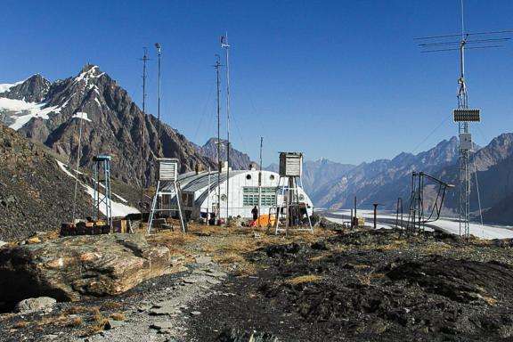 Relais météorologique au glacier Fedtchenko au Tadjikistan