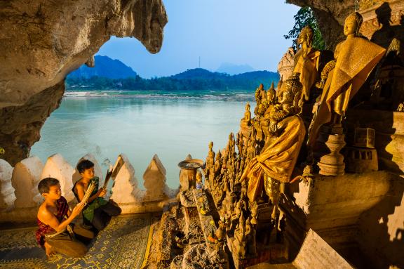 Navigation vers les grottes bouddhiques de Pak Ou en amont de Luang Prabang