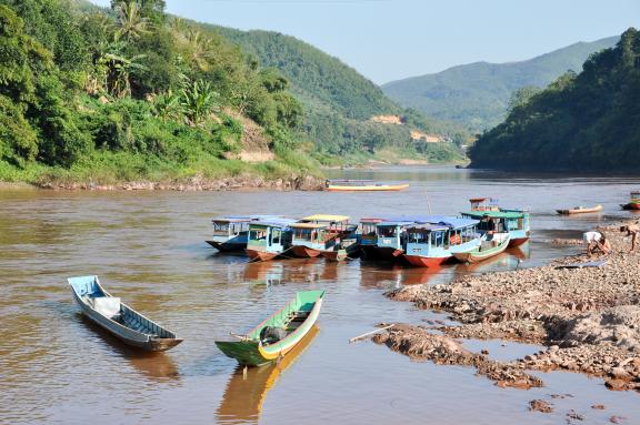 Navigation sur la rivière Nam Ou dans les montagnes du nord Laos