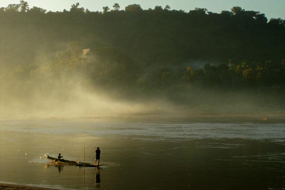 Trek sur les berges du Mékong au petit matin au sud du Laos