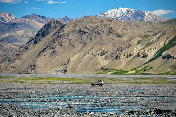 TRrversée de rivière jeep au corridor de Wakhan