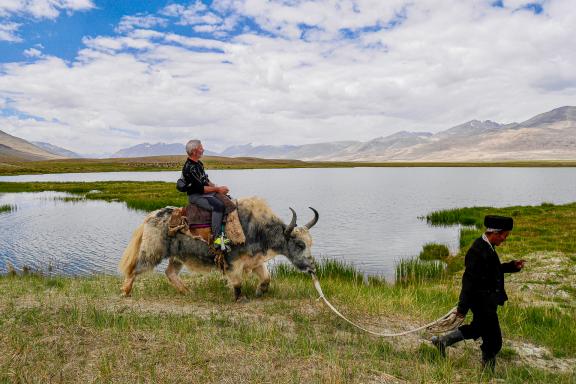 Randonnée au bord lac Chaqmaqtin dos yak au Pamir