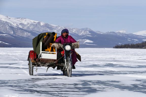 Voyage et side-car sur le Lac Khövsgöl gelé