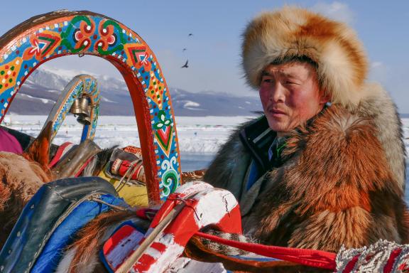 Voyage d'aventure et costume en fourure sure le Khövsgöl gelé