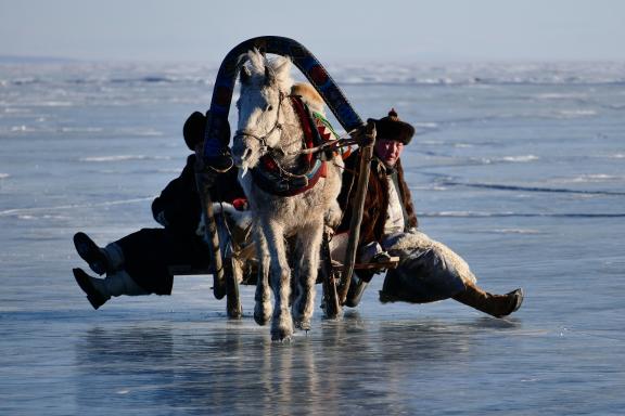 Randonnée sur le lac Khövsgöl en hiver