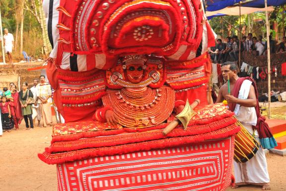 Randonnée vers un danseur représentant une divinité dans un Theyyam de la région de Kannur