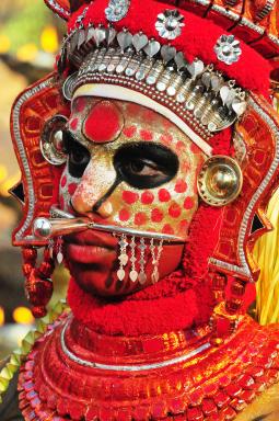 Randonnée vers un danseur grimé dans une cérémonie de Theyyam dans la région de Kannur