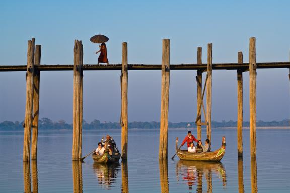 Navigation vers le pont en teck d'Amarapura près de Mandalay