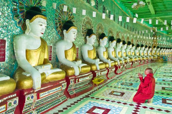 Voyage vers une pagode sur la colline de Sagaing en Birmanie Centrale