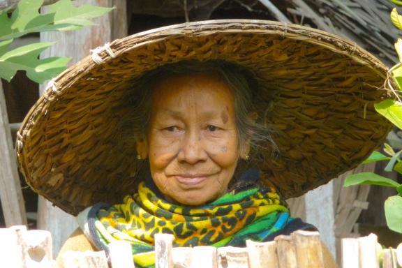 Rencontre d'une villageoise près du fleuve Irrawaddy en Birmanie Centrale