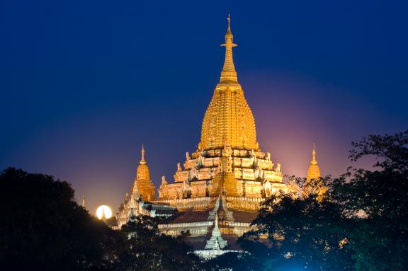 Voyage vers le temple Ananda sur le site de Bagan