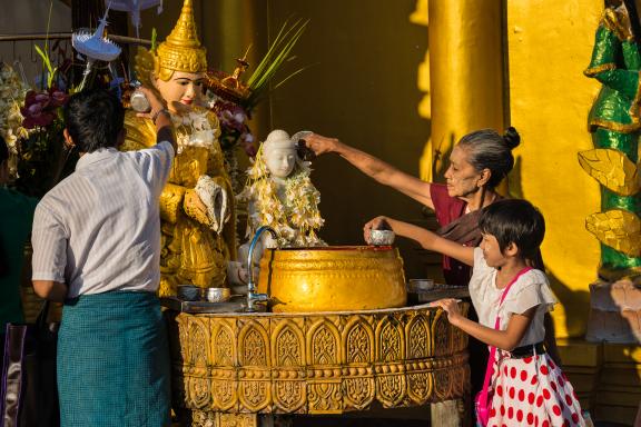 Immersion avec des pèlerins bouddhistes à la pagode Shwedagon