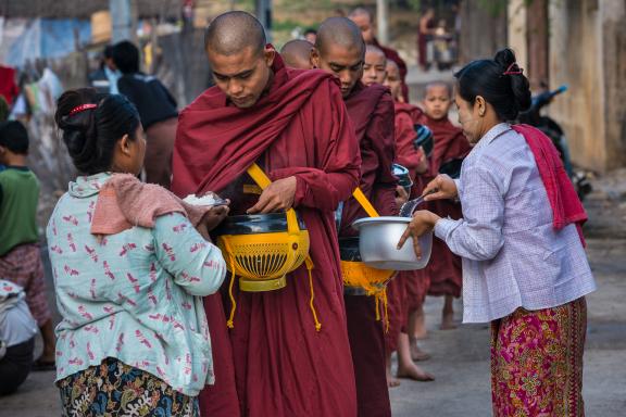 Rencontre de moines en quête de nourriture à Mandalay