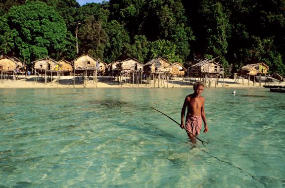 Rencontre d'un pêcheur du peuple moken en mer d'Andaman