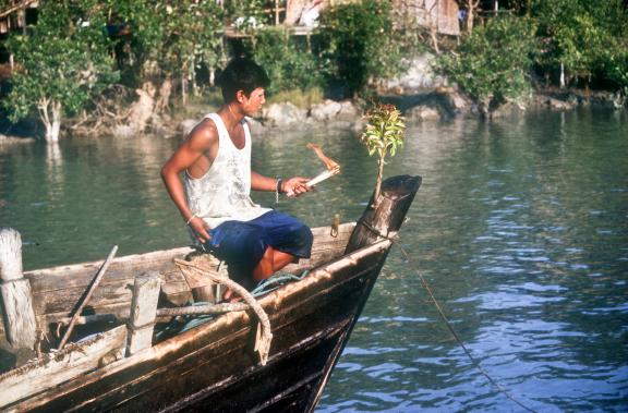 Rencontre d'un pêcheur conjurant le mauvais sort dans la région de Dawei
