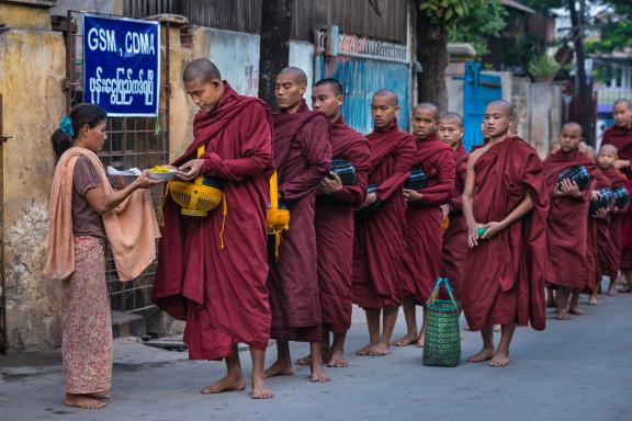 Rencontre d'une file de moines bouddhistes dans les rues de Myeik