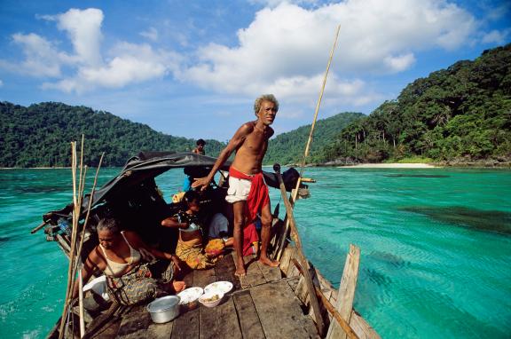 Navigation vers une embarcation-maison de pêcheurs moken dans l'archipel de Mergui