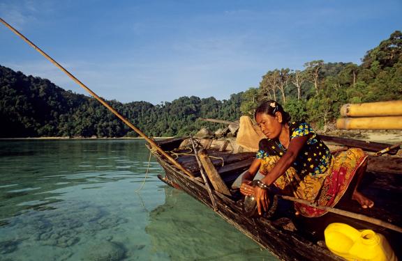 Voyage vers une femme moken sur son bateau-maison dans l'archipel de Mergui