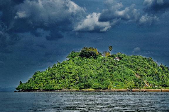 Voyage en bateau vers l'une des milliers d'îles de l'archipel de Mergui dans la mer d'Andaman