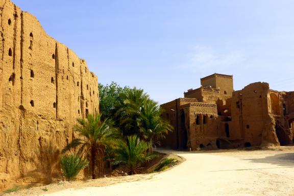 Randonnée vers un village du désert au sud iranien