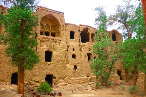 Découverte aventure vers les fortifications d'un village en Iran