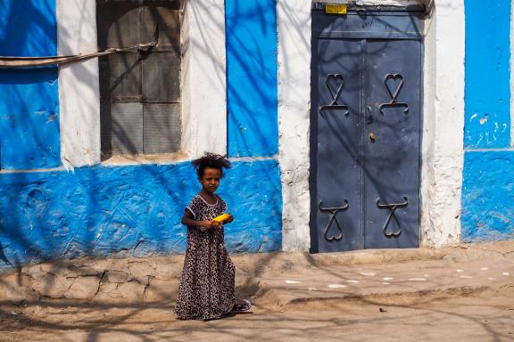 Rencontre d'une enfant devant son école à Harar