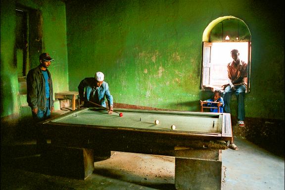 Visite touristique d'une salle de billard dans le Sus Est éthiopien