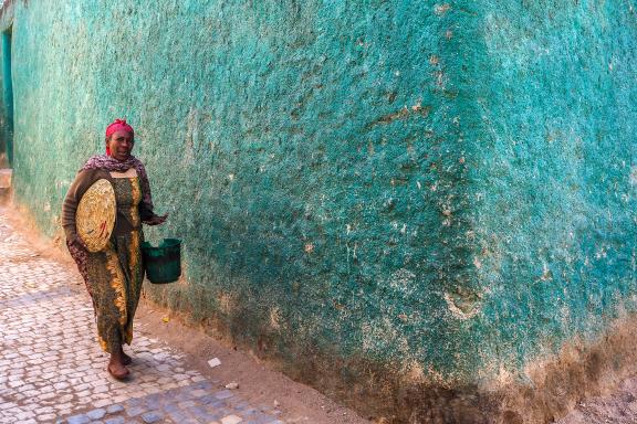 Marche avec une femme dans les rues d'Harar sur les plateaux du Sud Est