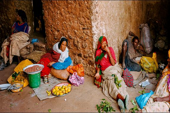 Excursion sous les arcades d'une place de Harar