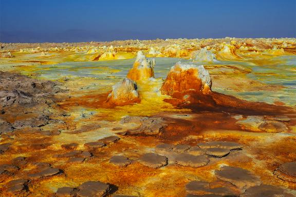 Randonnée dans les concrétions de souffre dans le Dallol