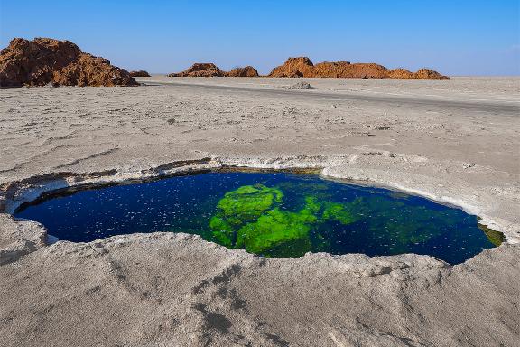 Excursion jusqu'à la mare d'acide dans le désert de sel du Lac Karoum