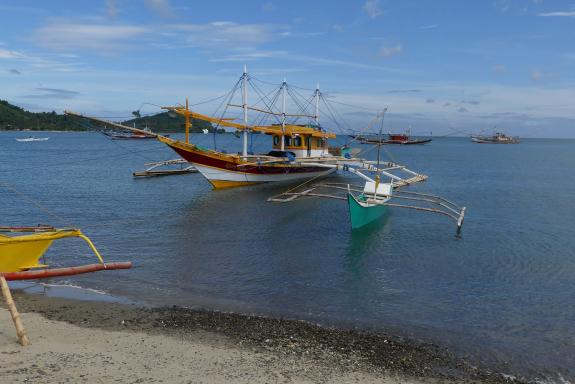 Trekking vers différentes pirogues à balancier dans l'archipel des Visayas